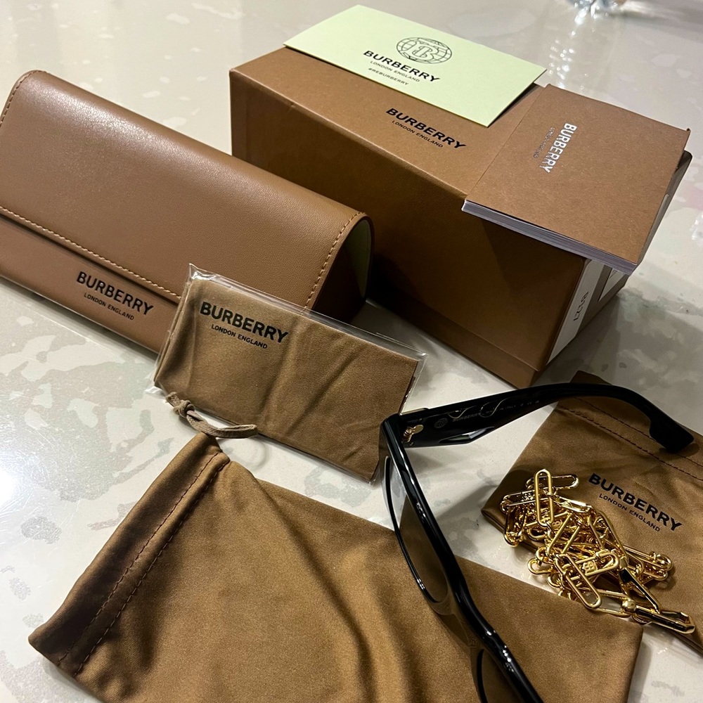 Black burberry sunglasses in the style “Poppy”